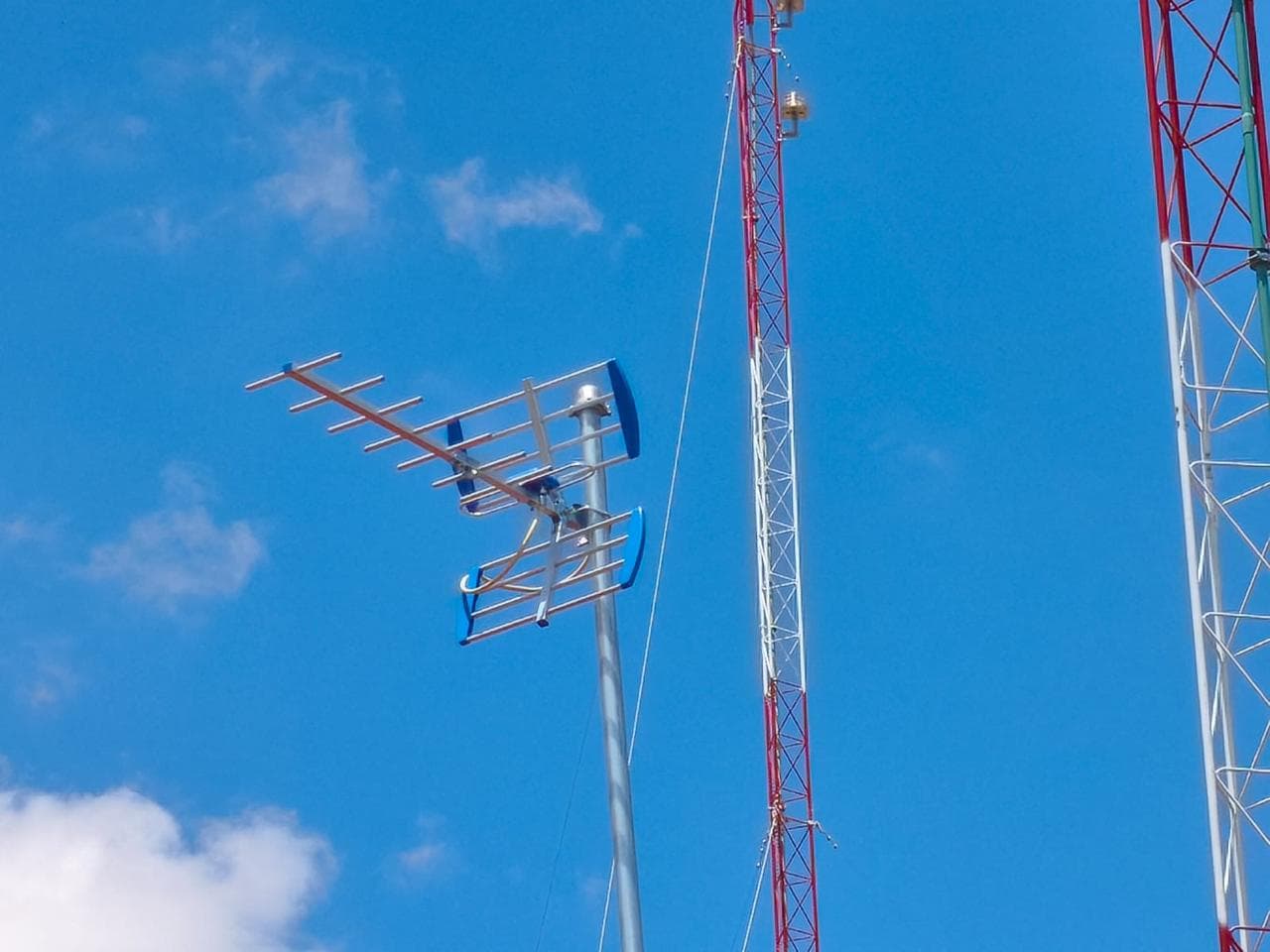 Antenas Yagi y torre de comunicaciones
