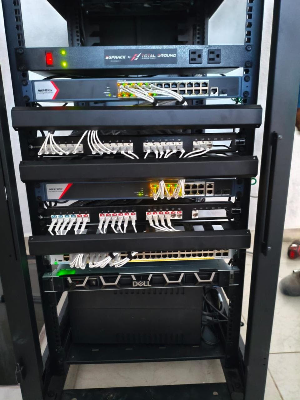Rack abierto con patch panels