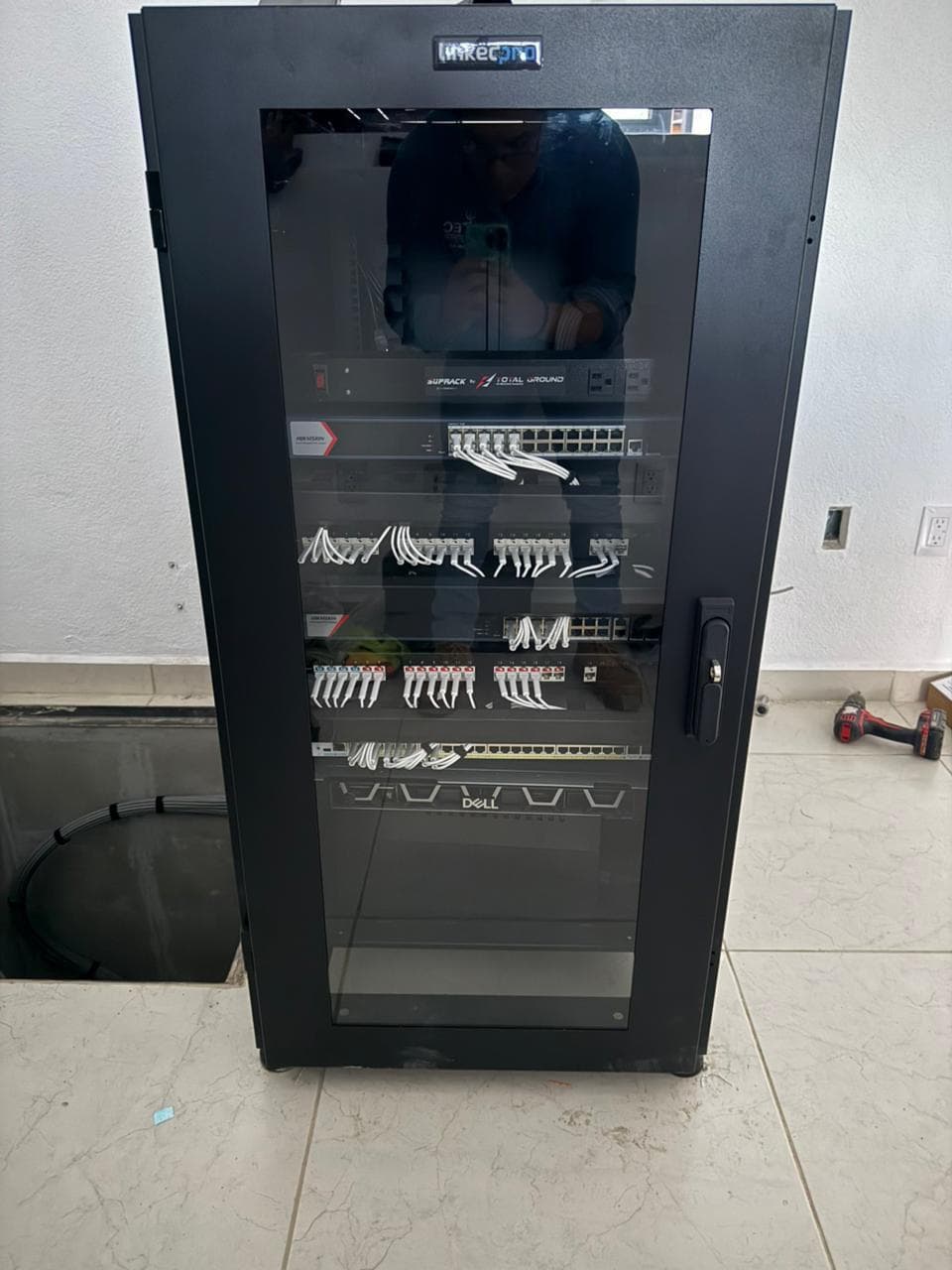 Gabinete de telecomunicaciones terminado