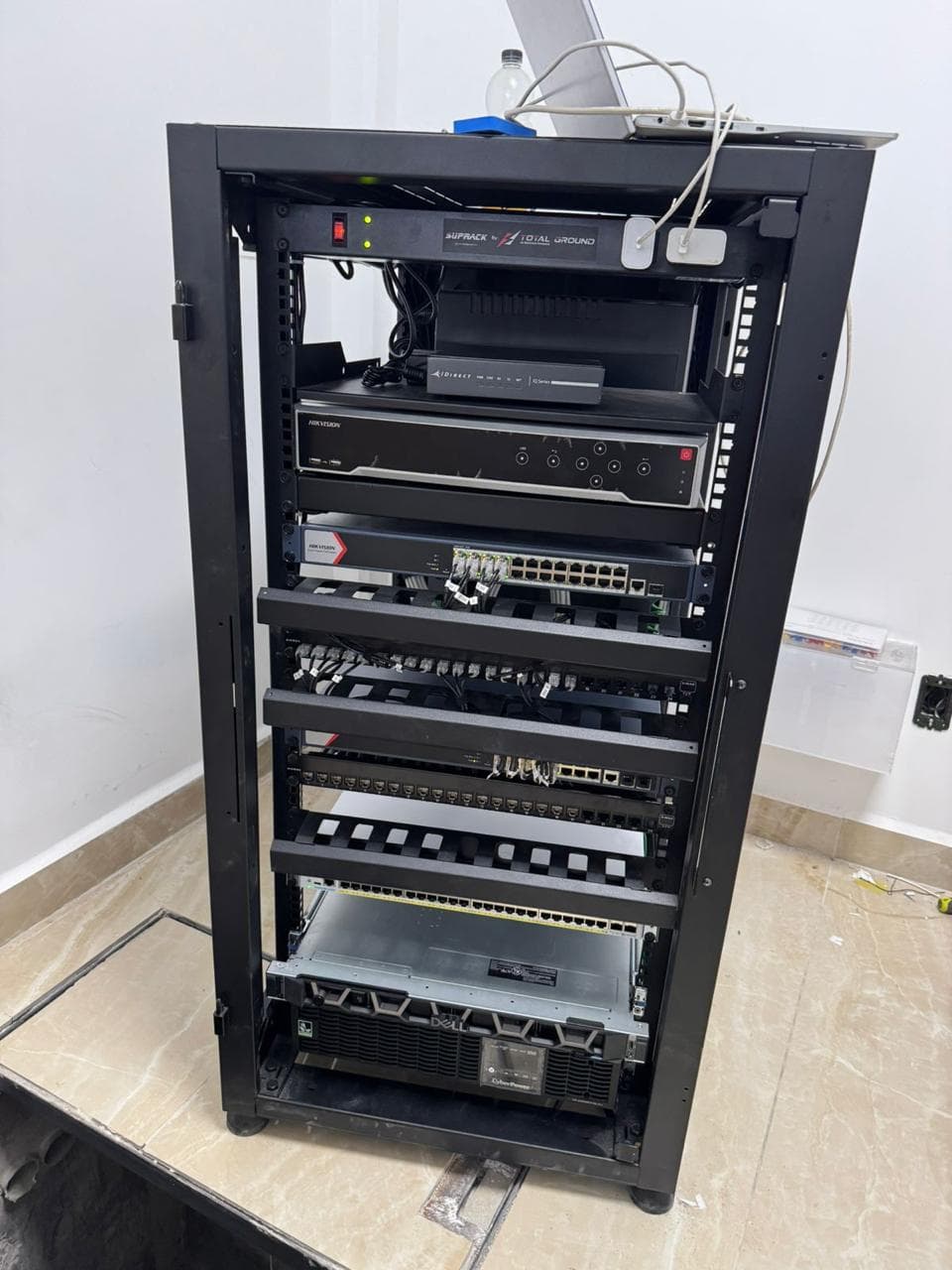 Rack con equipo iDirect y Hikvision