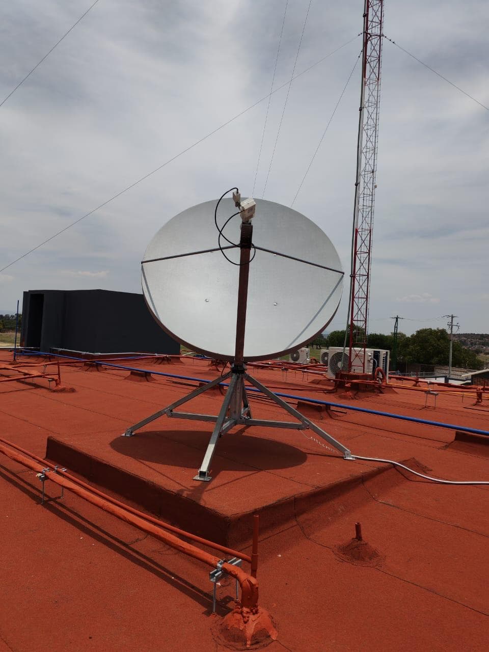 Antena satelital en azotea