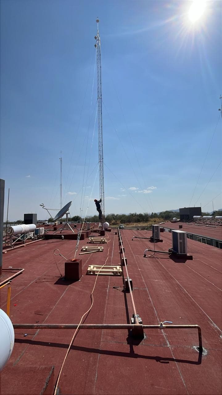 Instalación de torre de telecomunicaciones